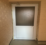 Установка пластиковых дверей на переходных балконах с армированным стеклом.  Ветеранов 114к1